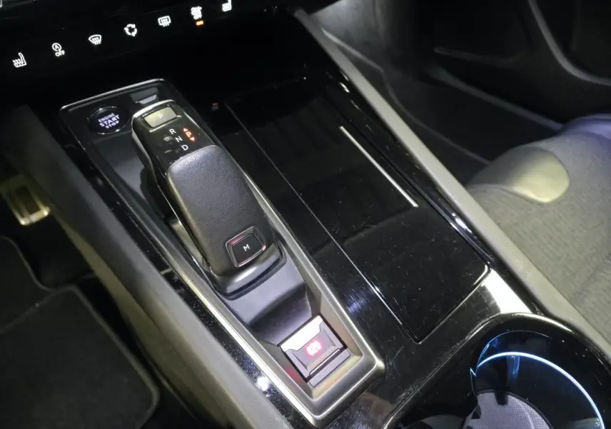 Vue rapprochée de la console centrale noire de la Peugeot 508 SW 2019, avec levier de boîte automatique et frein électrique.
