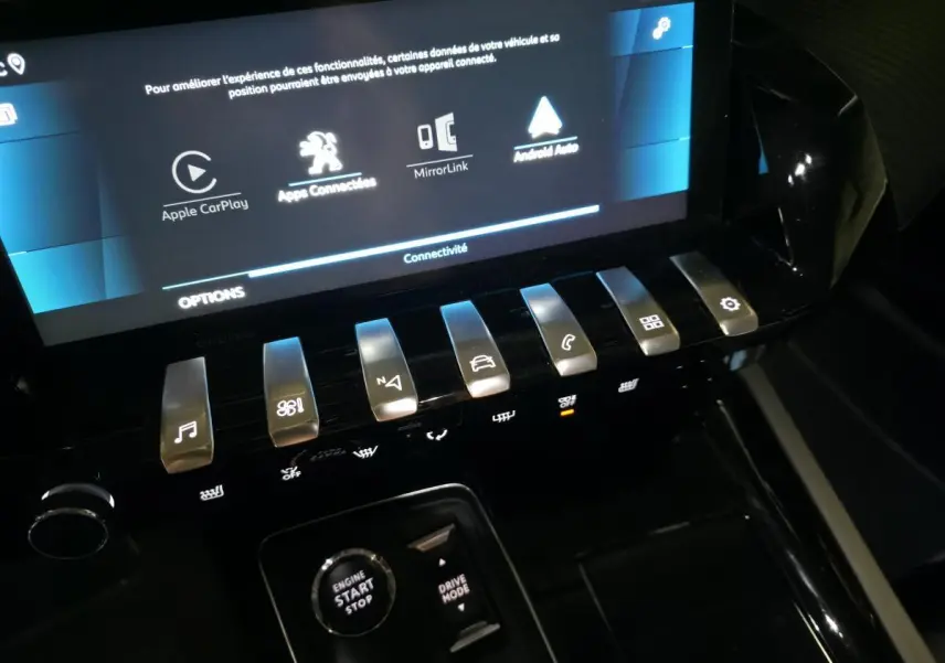 Vue rapprochée de la console centrale noire du Peugeot 508 SW 2019 avec écran tactile et commandes piano chromées.