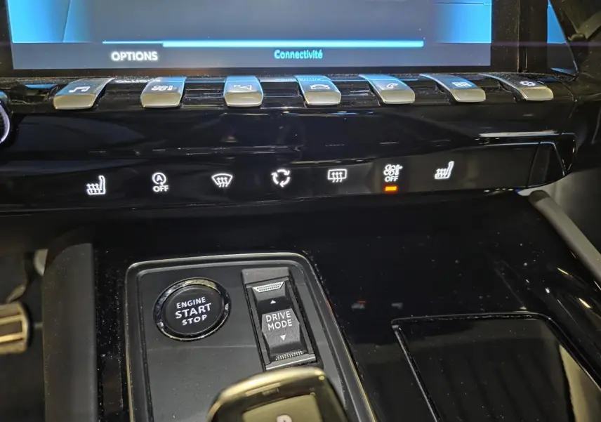 Gros plan sur la console centrale noire de la Peugeot 508 SW 2019, avec boutons chauffants et sélecteur mode conduite.