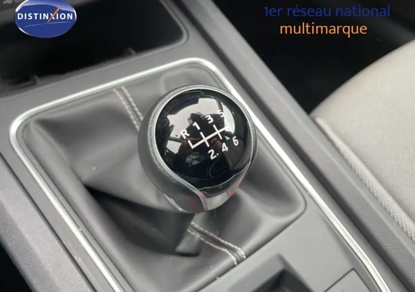 Le levier de vitesses manuel noir de la SEAT LEON 2.0 TDI gris métallique, vue rapprochée de la console centrale.