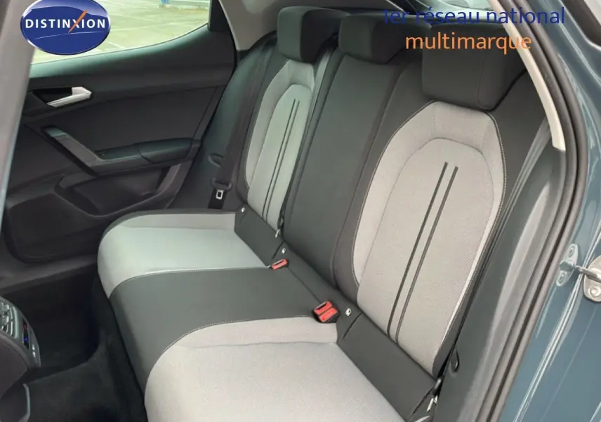 Vue latérale droite des sièges arrière gris clair et noir du SEAT LEON 2.0 TDI 115CH STYLE XL 2025, porte ouverte.