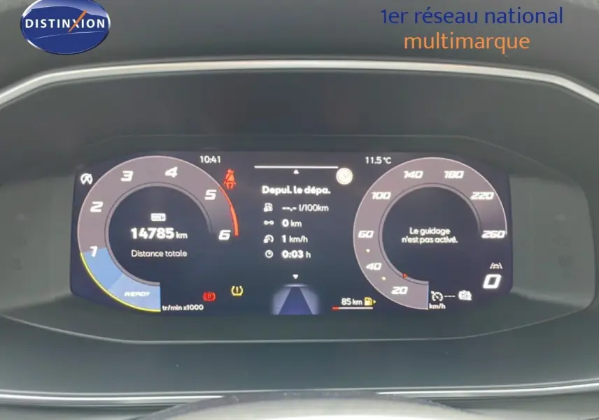Tableau de bord numérique de la SEAT LEON 2.0 TDI gris magnétique, affichage vitesse et compte-tours en vue frontale.