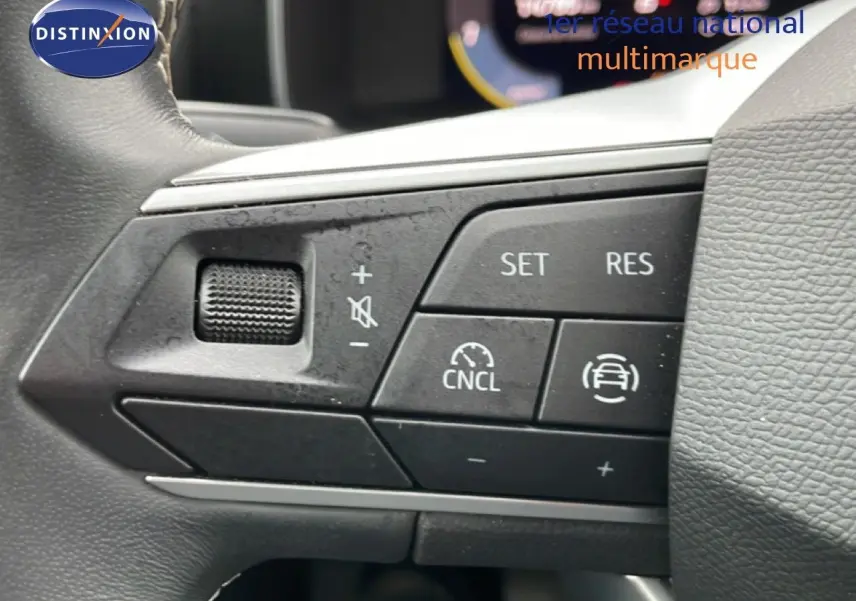 Gros plan sur les commandes de régulateur de vitesse au volant d’une SEAT LEON gris magnétique 2025.
