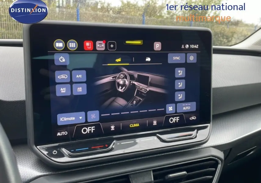 Écran tactile central affichant les commandes de climatisation du SEAT LEON 2025, intérieur gris noir moderne.