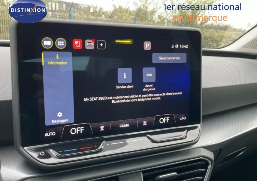 Écran tactile central de la SEAT LEON 2025, vue intérieure côté droit, affichant le menu d'information connecté.