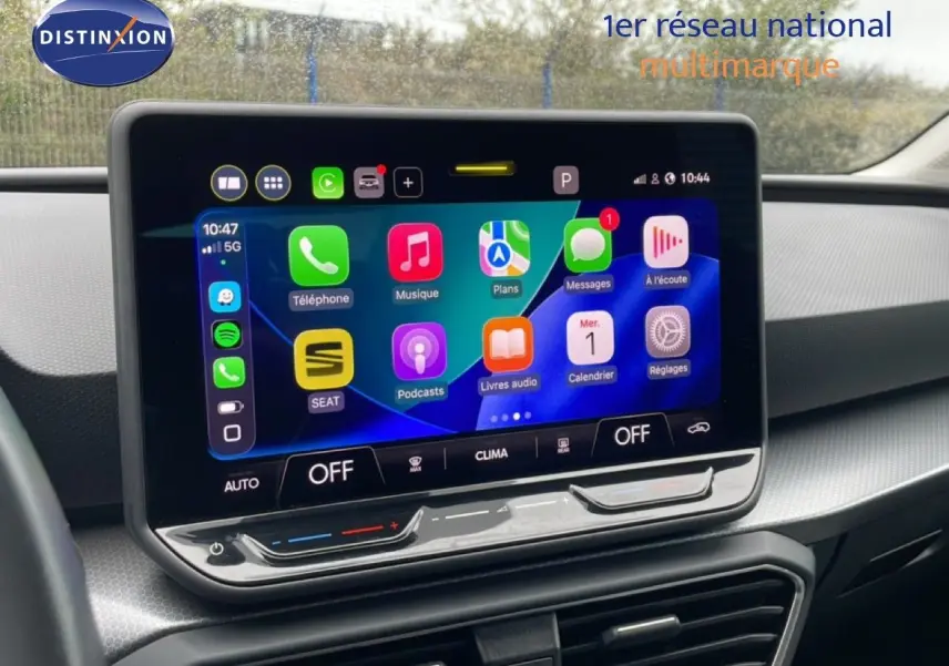 Écran tactile central du tableau de bord d'une SEAT LEON 2.0 TDI 115CH STYLE XL, affichant l'interface multimédia.