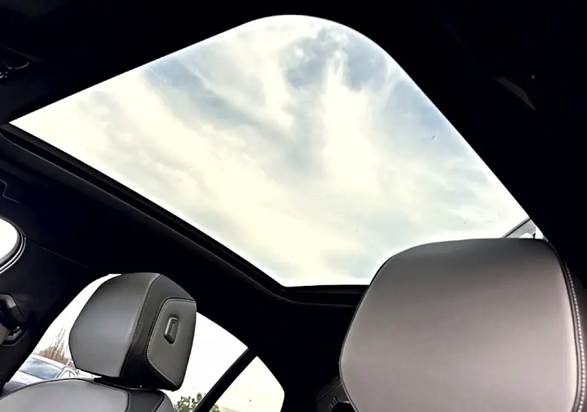 Vue intérieure du toit vitré panoramique et des appuie-têtes en cuir gris de la BMW Série 5 i5 M60 2024.