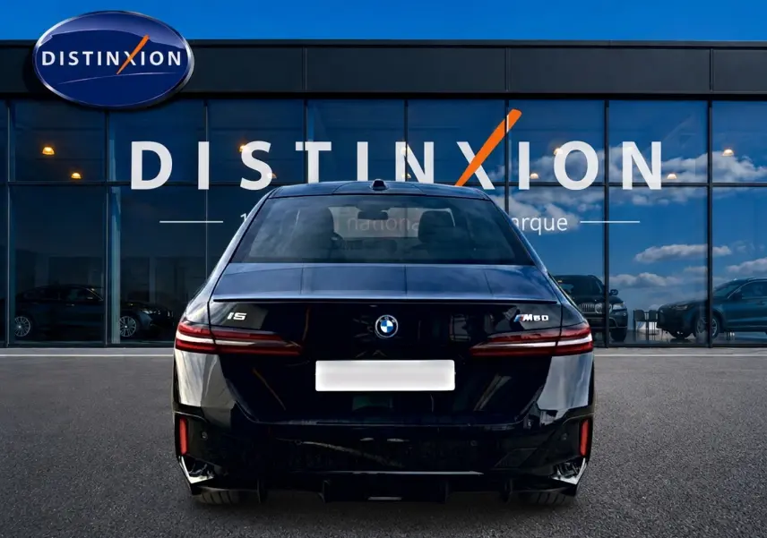 Vue arrière d'une BMW Série 5 i5 M60 noire 2024, avec feux LED et logo M60 bien visibles.