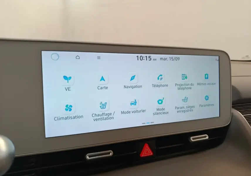 Écran tactile central affichant les options de navigation et climatisation dans une Hyundai IONIQ BEV 77KWH AWD Executive 2023.