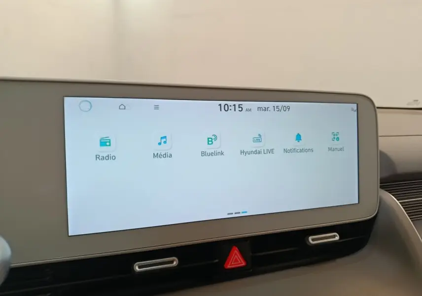 Écran tactile central affichant les options multimédia dans l'habitacle du Hyundai IONIQ BEV beige 2023.