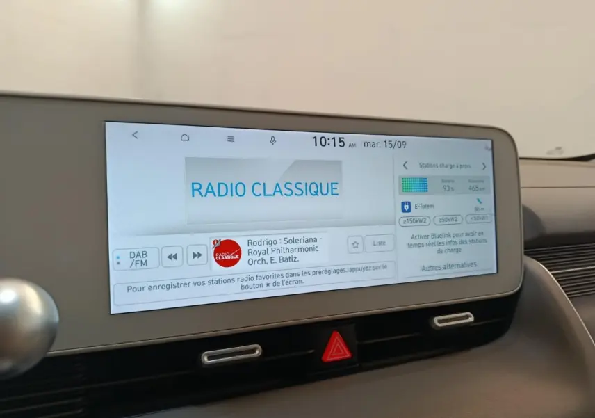 Écran tactile central de la Hyundai IONIQ BEV 77KWH AWD Executive 2023 affichant la radio classique.