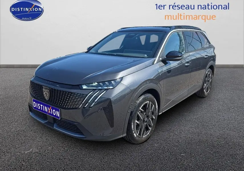 Peugeot 5008 Hybrid gris titane en 3/4 avant droit, avec calandre distinctive et jantes alliage noires.