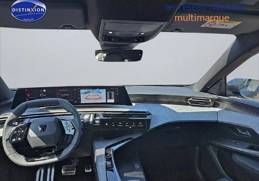 Vue intérieure frontale du tableau de bord et volant cuir noir du Peugeot 5008 Hybrid 145 GT gris titane 2025.