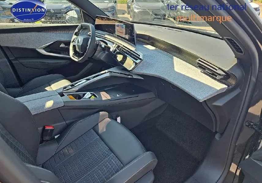 Intérieur avant droit du Peugeot 5008 Hybrid 145 GT e-dcs6 2025 avec tableau de bord moderne et sellerie noire.