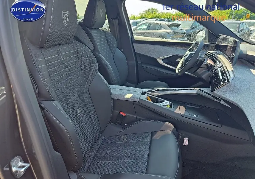 Intérieur du Peugeot 5008 Hybrid 145 GT e-dcs6 2025 en gris titane, vue côté conducteur avec sièges sport et tableau de bord moderne.