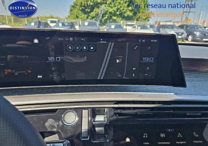 Tableau de bord du Peugeot 5008 Hybrid 145 gris titane avec écran tactile et affichage numérique, vue intérieure frontale.