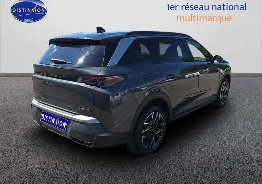 Peugeot 5008 Hybrid gris titane en 3/4 arrière droit, avec jantes alu et feux arrière LED distinctifs.