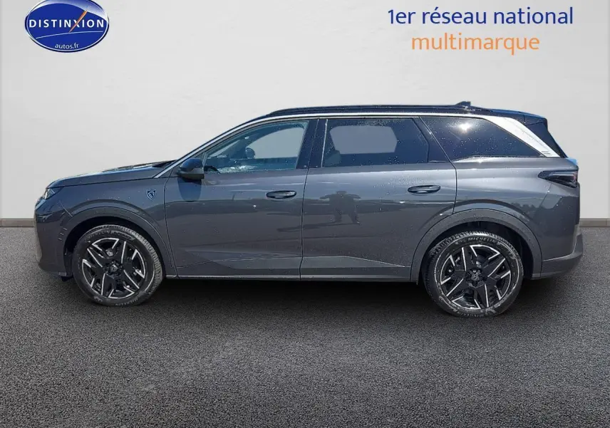 Profil latéral droit du Peugeot 5008 Hybrid 145 GT e-dcs6 gris titane avec jantes alu noires brillantes.