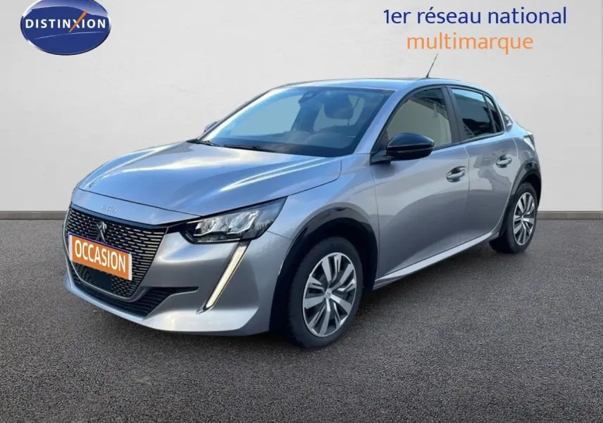 Peugeot 208 électrique gris Artense vue 3/4 avant droit avec calandre distinctive et feux LED verticaux.