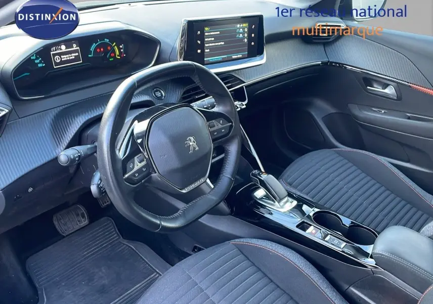 Intérieur de la Peugeot 208 électrique gris Artense vu côté conducteur, avec tableau de bord numérique et écran tactile central.