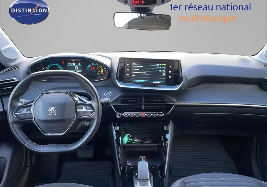 Intérieur de la Peugeot 208 électrique gris Artense, vue frontale du tableau de bord avec écran tactile et volant compact.