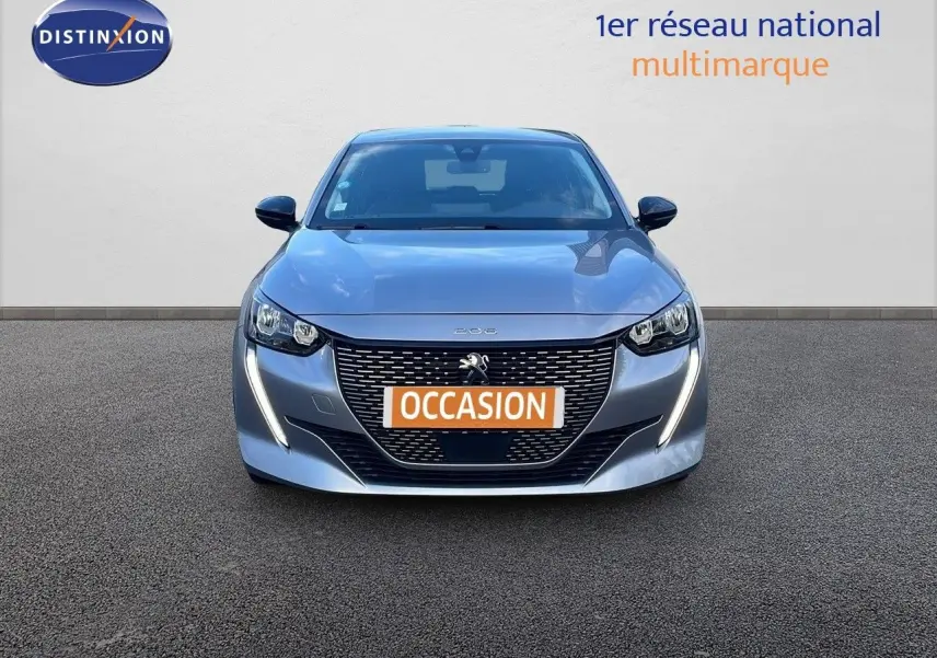 PEUGEOT 208 électrique gris Artense vue de face avec calandre distinctive et feux LED en forme de griffes.