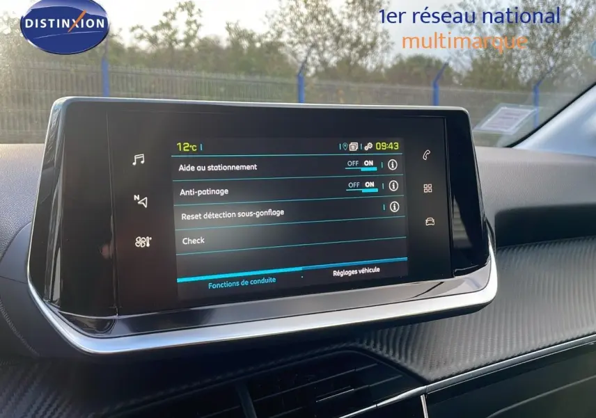Écran tactile central du tableau de bord de la Peugeot 208 électrique, affichant les réglages d’aide à la conduite.