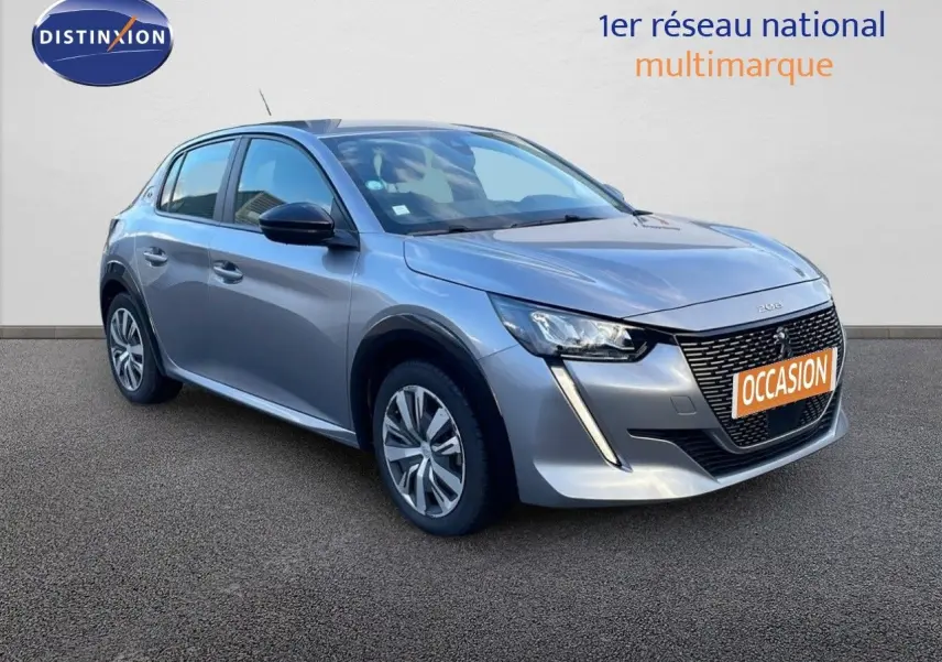 Peugeot 208 électrique gris Artense vue 3/4 avant gauche avec calandre distinctive et feux LED diurnes en forme de griffes.