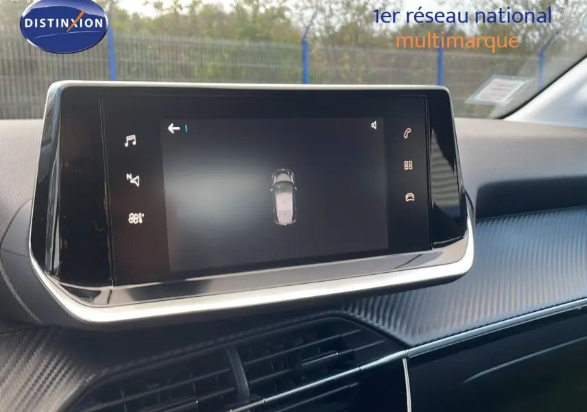 Écran tactile central affichant la vue 360° du véhicule dans l'habitacle d'une Peugeot 208 électrique gris Artense.