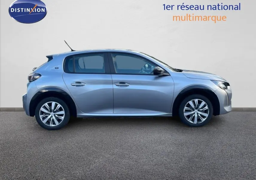 Profil côté gauche d'une Peugeot 208 électrique gris Artense, version Active Business 2020 avec jantes distinctives.