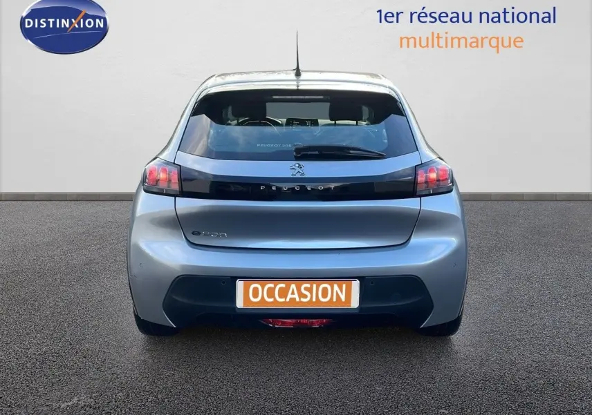 Vue arrière d'une Peugeot 208 électrique gris Artense avec feux arrière distinctifs et logo Peugeot visible.