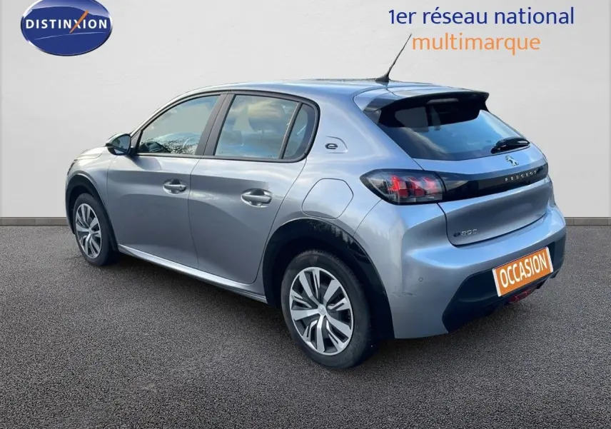 Peugeot 208 électrique gris Artense vue 3/4 arrière côté gauche avec jantes et logo e-208 visibles.