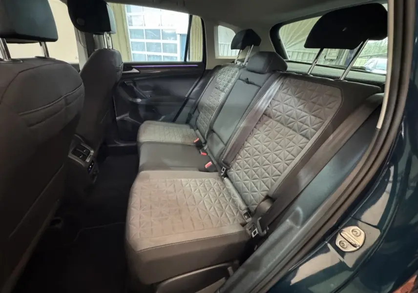 Vue intérieure côté droit des sièges arrière gris à motifs géométriques du Volkswagen Tiguan bleu 2021.