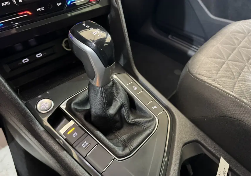 Gros plan sur la console centrale du Volkswagen Tiguan 2021 avec levier de vitesse automatique et bouton démarrage.