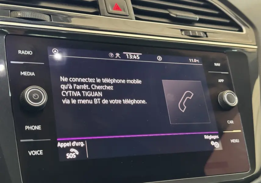 Écran tactile central du Volkswagen Tiguan 2021 affichant un message de connexion Bluetooth.