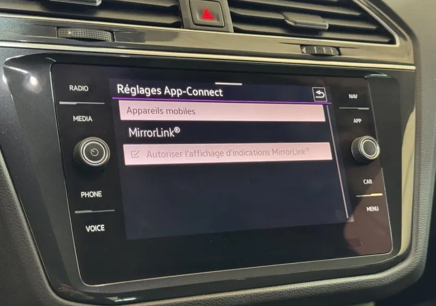 Écran tactile central du Volkswagen Tiguan 2021 affichant les réglages App-Connect, vue rapprochée intérieure.