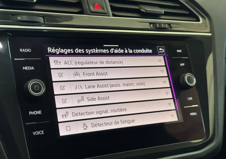 Écran tactile central du Volkswagen Tiguan 2021 affichant les réglages des aides à la conduite.