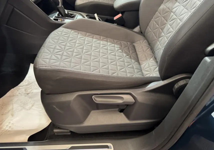 Gros plan sur le siège avant droit gris avec motif géométrique du Volkswagen Tiguan bleu 2021, intérieur moderne.
