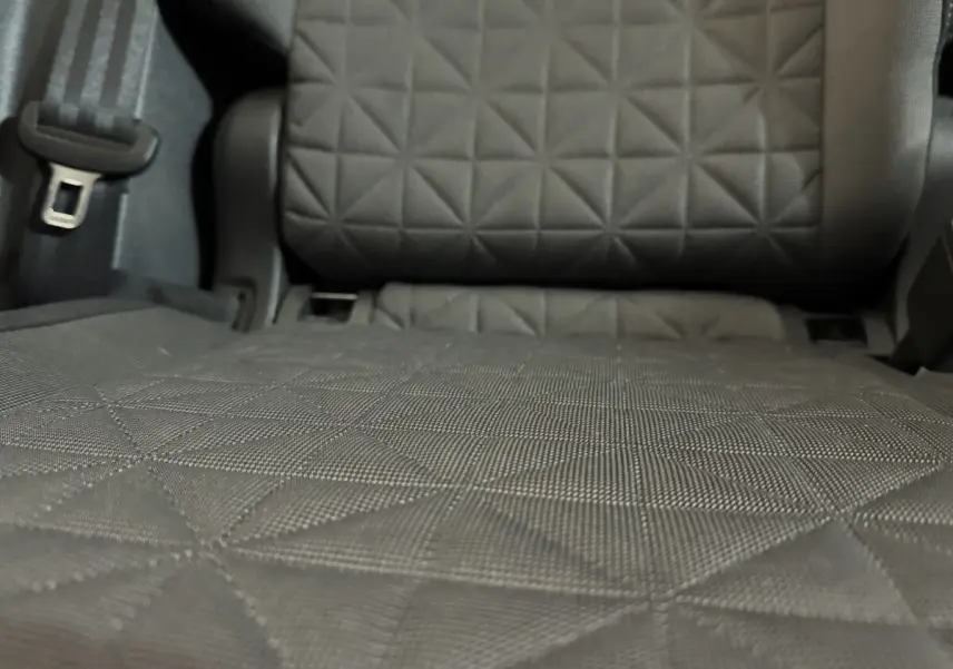 Gros plan sur la banquette arrière en tissu gris à motif géométrique du Volkswagen Tiguan 2021.