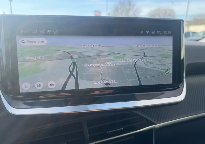 Écran tactile central du Peugeot 2008 Hybrid 145 Allure 2025 affichant la navigation GPS en intérieur.