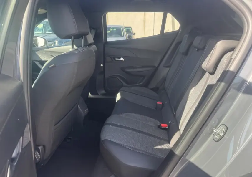 Vue intérieure côté droit des sièges arrière gris et noirs du Peugeot 2008 Hybrid 145 e-DCS6 Allure 2025.
