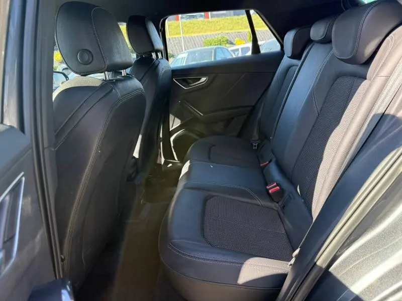 Vue intérieure côté droit des sièges arrière en cuir noir de l'Audi Q2 35 TDI S line 2025 gris Daytona nacré.
