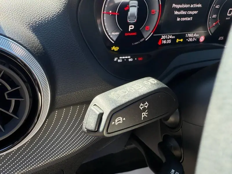 Gros plan sur la commande de clignotant à gauche du tableau de bord de l'Audi Q2 35 TDI S line 2025.