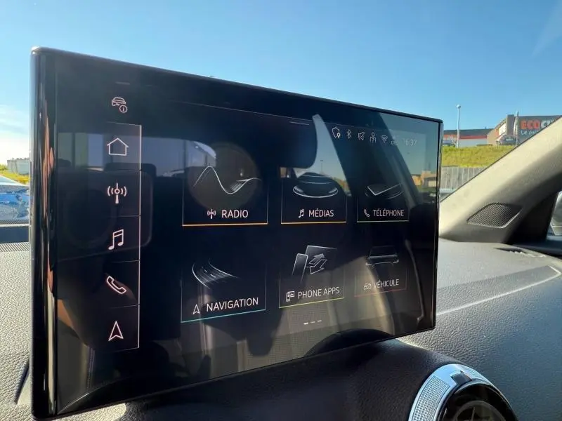Écran tactile central de l'Audi Q2 35 TDI 150ch S line 2025 affichant les options radio, médias, téléphone et navigation.