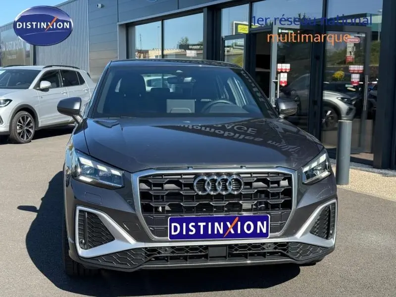 Audi Q2 35 TDI S line gris Daytona nacré vue de face, avec calandre noire et détails argentés distinctifs.