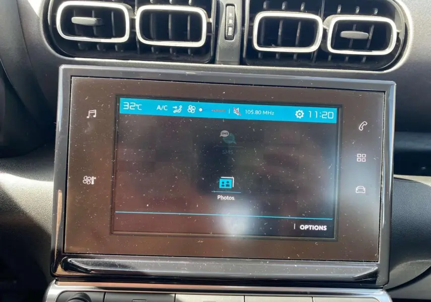 Écran tactile central et aérateurs rectangulaires du tableau de bord du Citroën C3 Aircross gris 2018.