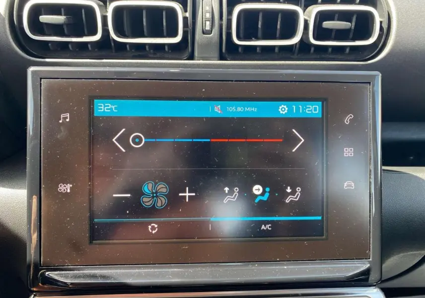 Écran tactile central de la Citroën C3 Aircross 2018 montrant la climatisation, avec aérateurs rectangulaires au-dessus.