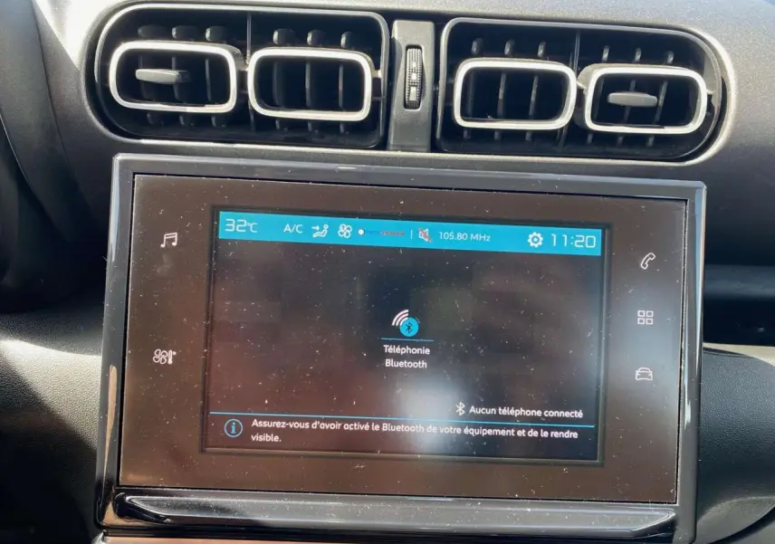 Vue rapprochée de l’écran tactile central et des aérateurs du tableau de bord du Citroën C3 Aircross gris 2018.