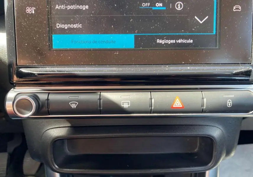 Détail de la console centrale du Citroën C3 Aircross gris, montrant les boutons de réglage et l'écran tactile.