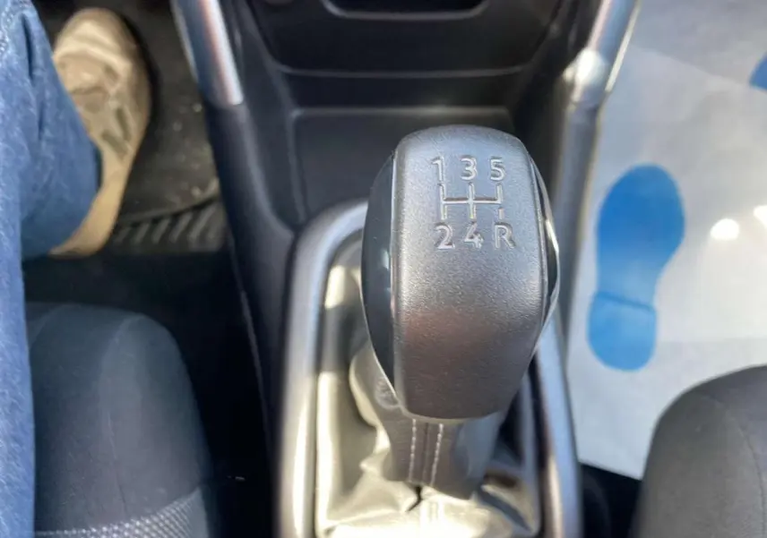 Gros plan sur le levier de vitesses manuel noir du Citroën C3 Aircross gris Artense, version Essence 2018.